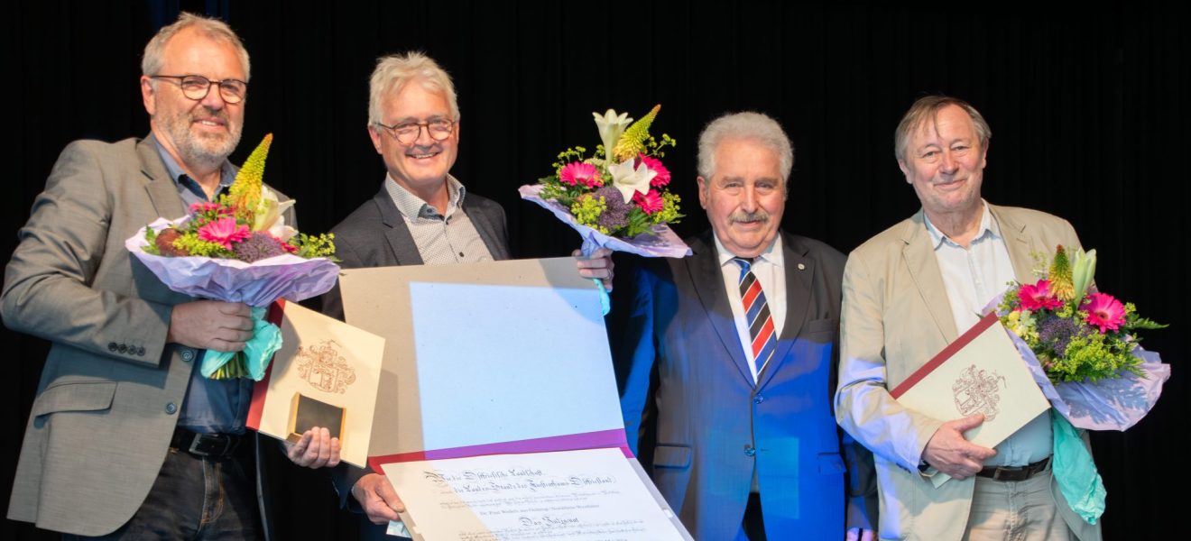 Von links: Beim Oll’ Mai 2024 wurden Thomas Bohmfalk, Dr. Paul Weßels und Herbert Müller (rechts) von Landschaftspräsident Rico Mecklenburg (2.v.r.) ausgezeichnet.