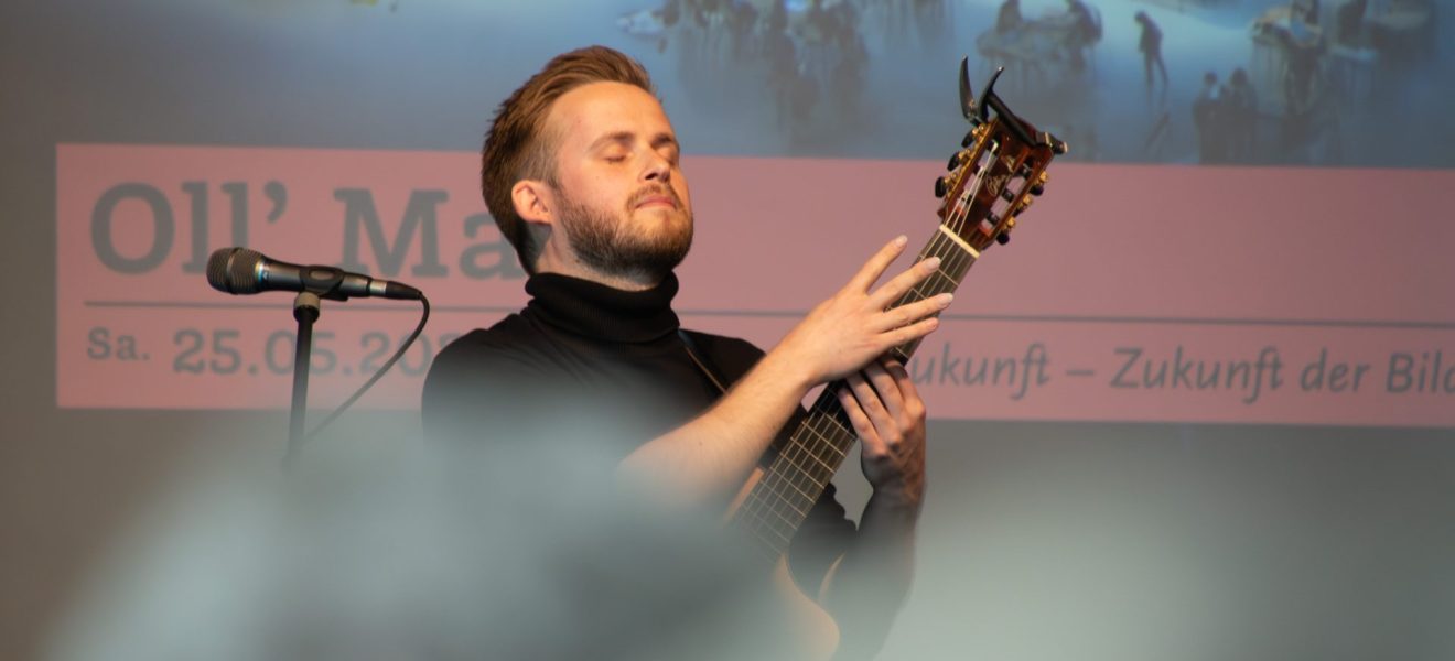 Musikalisch eingerahmt wurde der Oll’ Mai 2024 von Sönke Meinen.